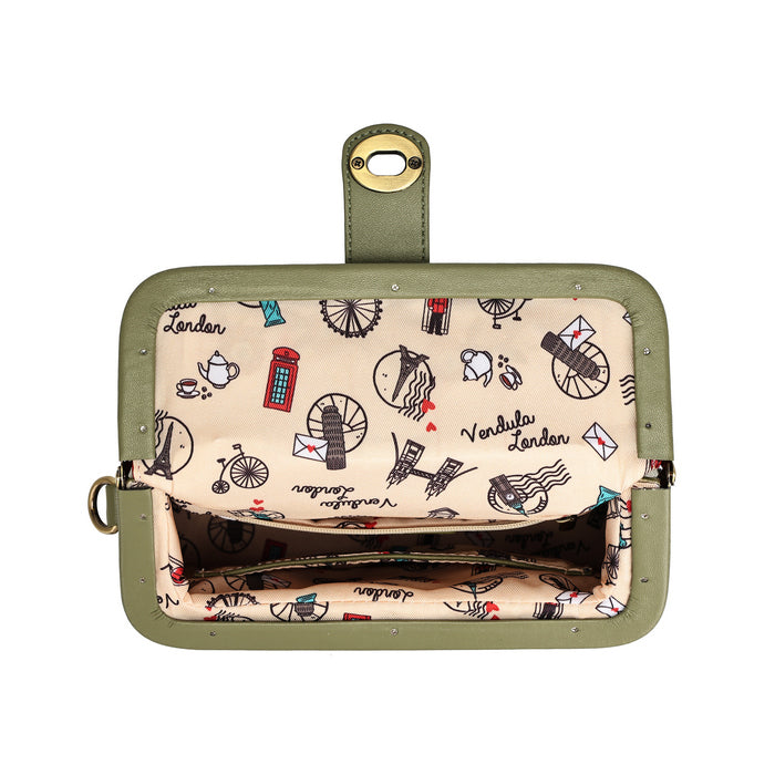 An open zippered clutch or wallet in olive green faux leather, showing a cream-colored interior printed with London-themed illustrations including a red telephone booth, London Eye, tea cups, and the words 'London' and 'Vendés de Louvre'.