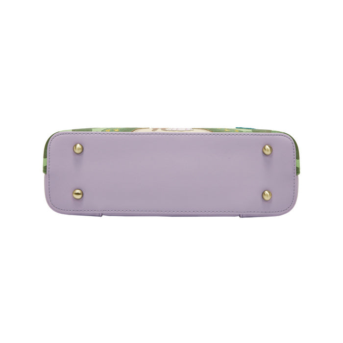 Regency Gardens Faye Bag is romance in miniature. This vegan leather bag is perfectly sized to carry your daily essentials or your favourite historical romance novel! The top handle and adjustable detachable strap allow you to carry it your way